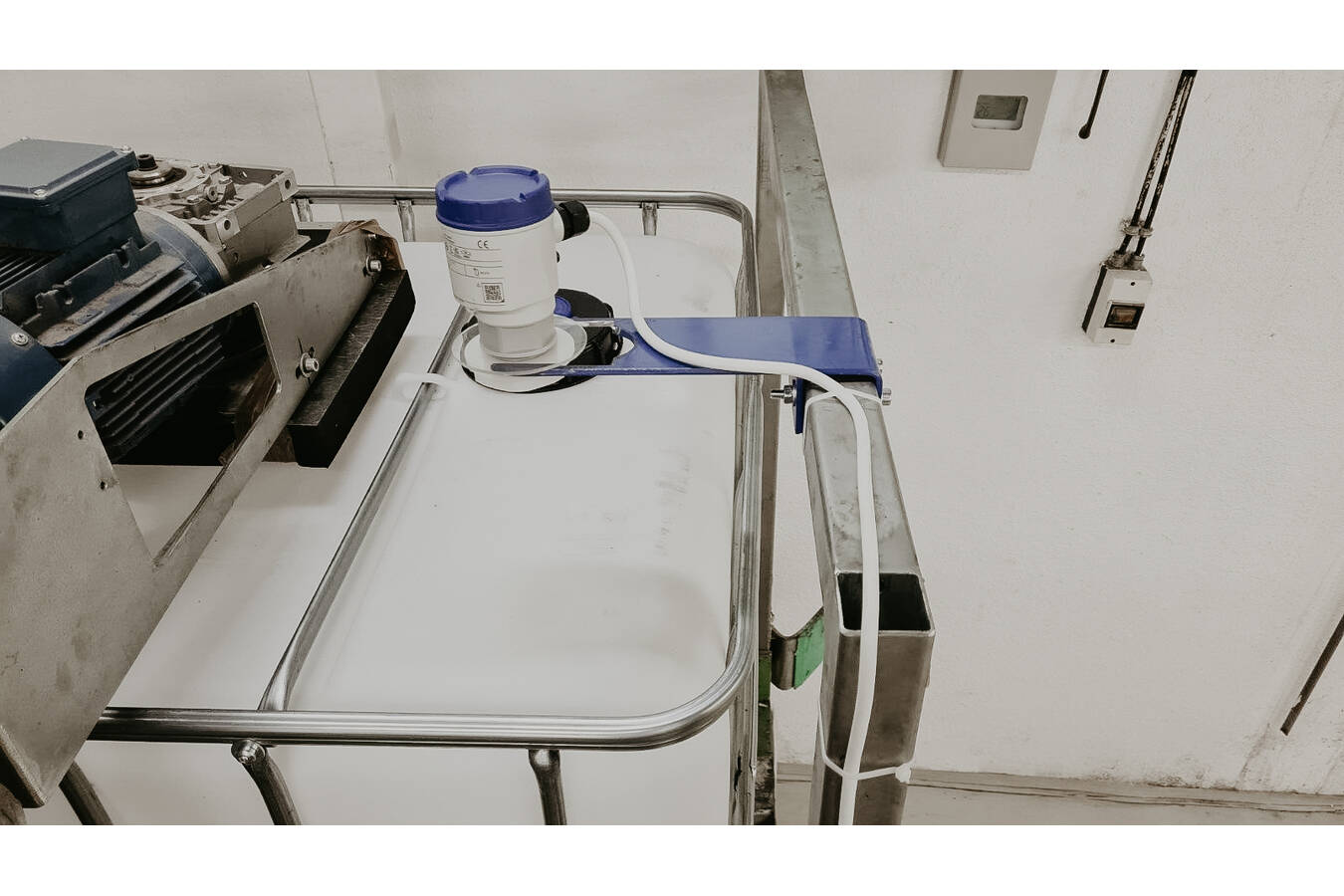 UWT launches smart non-contact IBC monitoring for aggressive media This system uses external sensors, eliminating direct contact with corrosive agents like caustic soda for safer, flexible, and more sustainable monitoring in plants.