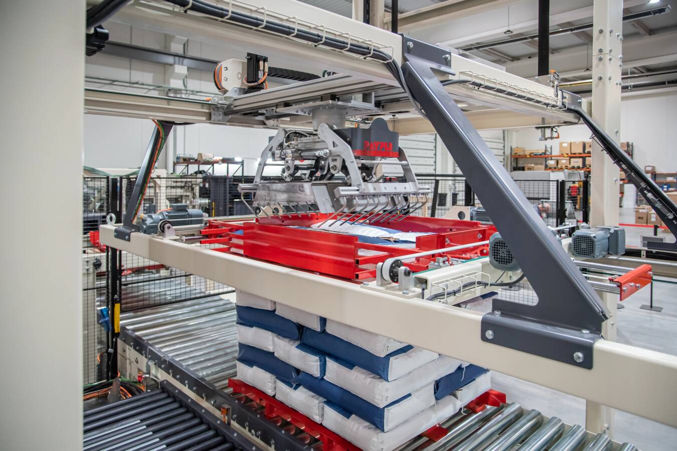 Types of palletizing solutions: choose the best one PAYPER offers automatic, conventional and robotic palletizing solutions, adapted to each type of bag, production rate and space.