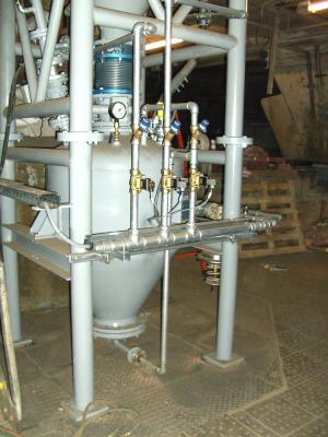 Pneumatic conveying of abrasive material 