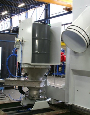 Automated container tipper for residue-free emptying of containers with haz 