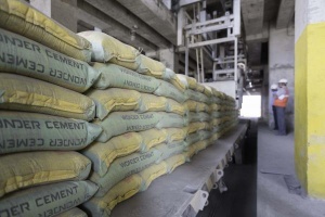 From the packing machine straight to the truck bed BEUMER autopac: System simultaneously loads and palletises bags filled with bulk material