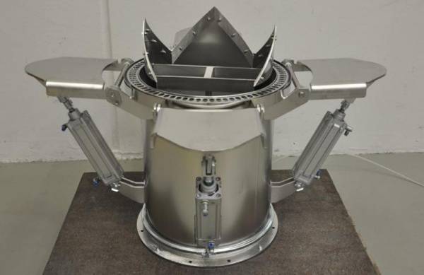 Big bag discharge systems all-purpose connection system for more flexibility