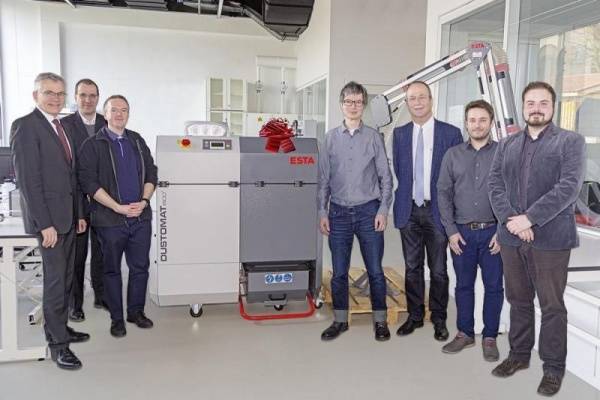 Esta spendet Absauganlage an Hochschul-Labor 