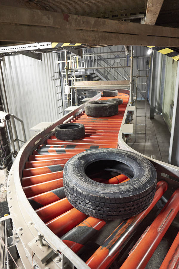 : One tyre after another. The roller conveyor guides the tyres to the individual stations.