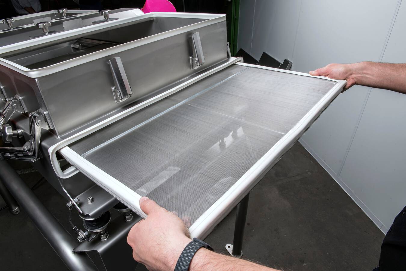 Thanks to the drawer principle, the removal of a screen insert takes no more than 30 seconds with the JEL Konti.