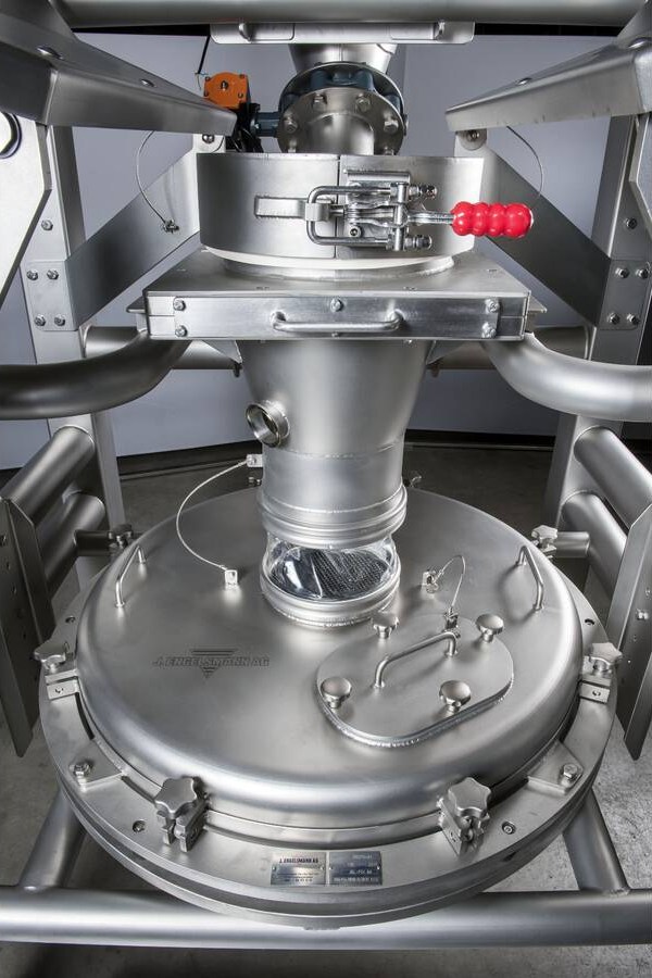 Space-saving: Protective screens can also be integrated in existing bulk handling plants. Space-saving: Protective screens can also be integrated in existing bulk handling plants.