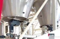 Rotary silo discharge for difficult-flowing products